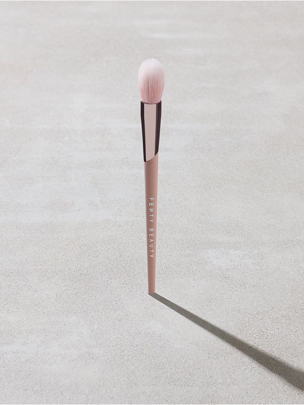 FENTY BEAUTY PRECISION HIGHLIGHTER BRUSH 135